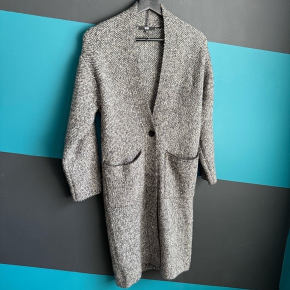 Uniqlo Gray Cardigan Sweater with Minimalist Design - Picture 3 of 10